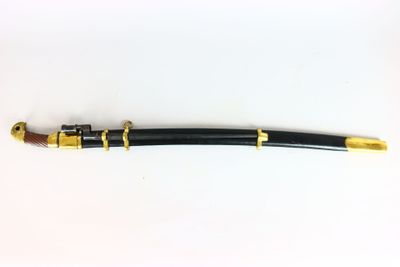 un gros plan d'un stylo noir et doré posé sur une surface blanche