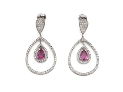 une paire de boucles d'oreilles en saphir rose et diamant