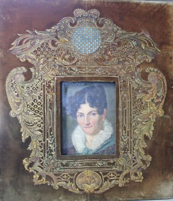 tableau représentant une femme, dans un cadre doré, sur fond marron