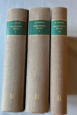 trois livres posés sur une table l'un à côté de l'autre