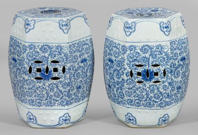 une paire de tabourets de jardin en porcelaine bleue et blanche, portant des chiffres