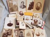 beaucoup de vieilles photos d'hommes et de femmes sur la table
