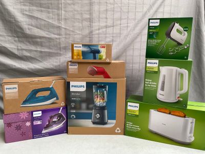 plusieurs cartons contenant des appareils électroménagers posés les uns à côté des autres sur une table