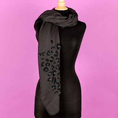 une écharpe noire sur un mannequin, un mannequin, un mannequin, un mannequin, un mannequin, un mannequin, un mannequin, un mannequin, un mannequin