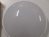 une lumière blanche posée sur une table