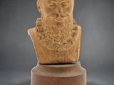 un gros plan sur le buste d'un homme barbu