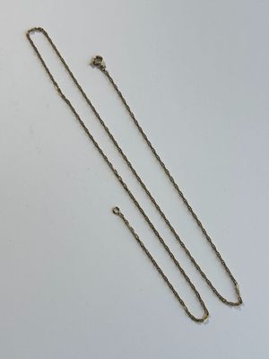 un collier en or auquel est attachée une chaîne