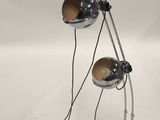 une lampe posée sur un pied en métal