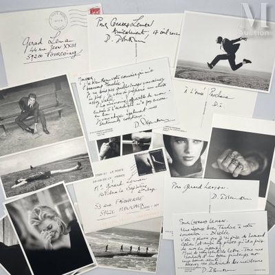 plusieurs photos en noir et blanc représentant des personnes et des lettres, accrochées sur un réfrigérateur