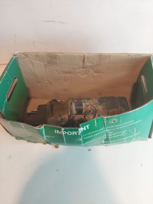 une boîte contenant une sorte de machine à l'intérieur