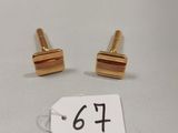 une paire de boucles d'oreilles plaquées or avec une étiquette de prix