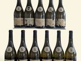un lot de bouteilles de vin posées sur une étagère