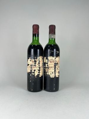 deux bouteilles de vin posées l'une à côté de l'autre sur une table