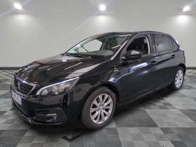 la photo d'une voiture noire sur un sol en damier