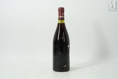 une bouteille de vin posée sur une table
