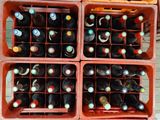 les bouteilles de bière sont empilées les unes sur les autres dans des caisses