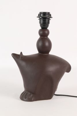 une lampe marron posée sur une table