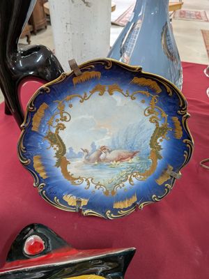 une assiette ornée d'une image, posée sur une table