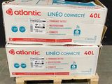 deux cartons posés sur une palette sont empilés l'un sur l'autre