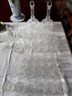 une table recouverte d'une nappe blanche, sur laquelle se trouve un vase