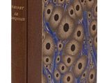 une image représentant un livre à la couverture bleue ornée d'un motif