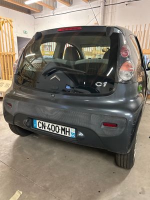 une petite voiture garée dans un garage