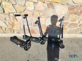 deux scooters posés l'un à côté de l'autre par terre