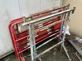 un banc en métal rouge adossé à un mur blanc