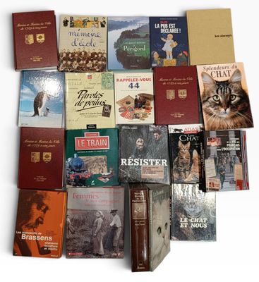 un grand nombre de livres posés sur une table