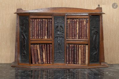 une bibliothèque en bois sur laquelle sont posés de nombreux livres