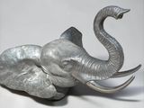 une tête d'éléphant en métal sur fond blanc
