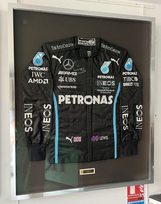 une photo d'une veste de course exposée dans une vitrine