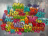 un graffiti sur le mur d'un immeuble sur lequel sont inscrits de nombreux mots
