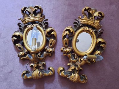 deux miroirs surmontés de couronnes, posés sur un fond violet