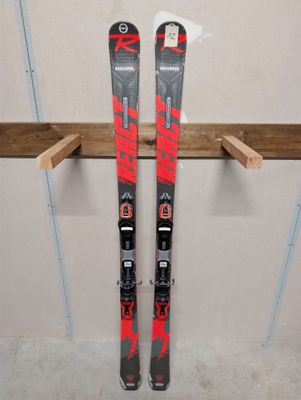 une paire de skis accrochée à un support dans un garage