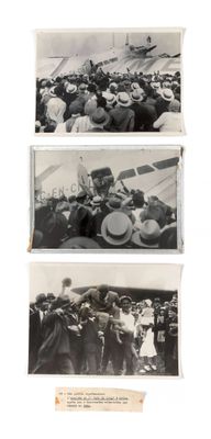 trois photos en noir et blanc montrant une foule de personnes rassemblées autour d'un avion