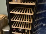 une cave à vin contenant de nombreuses bouteilles de vin