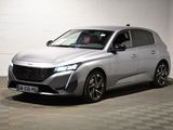 Le nouveau SUV Peugeot est garé dans le garage.