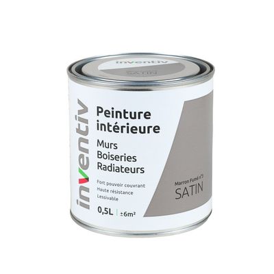 le pot de peinture est posé sur une surface blanche