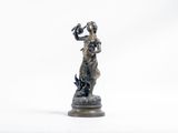 statue en bronze représentant une femme tenant un oiseau, sur fond blanc