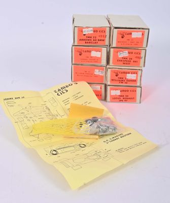 plusieurs boîtes contenant divers composants électriques, posées sur une surface blanche