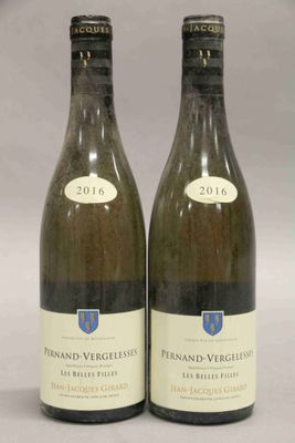 deux bouteilles de vin posées l'une à côté de l'autre sur une table