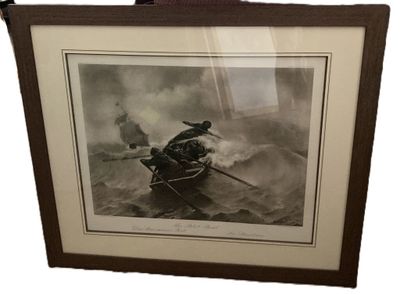 une photo en noir et blanc d'un homme ramant dans un bateau