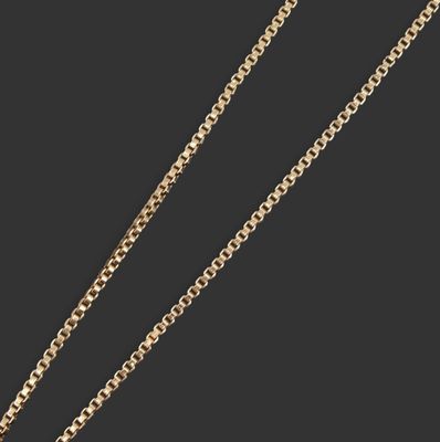 une chaîne en or avec un pendentif en forme de cœur