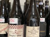 plusieurs bouteilles de vin sont alignées sur un comptoir