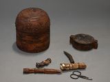 une petite boîte en bois, une paire de ciseaux et une paire de ciseaux