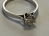 une image d'une bague en diamant sur une table