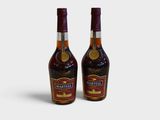 deux bouteilles de brandy posées l'une à côté de l'autre sur une surface blanche