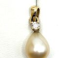 Pendentif en or jaune, perle et diamants sur fond blanc