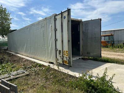 un grand conteneur posé sur le bord de la route
